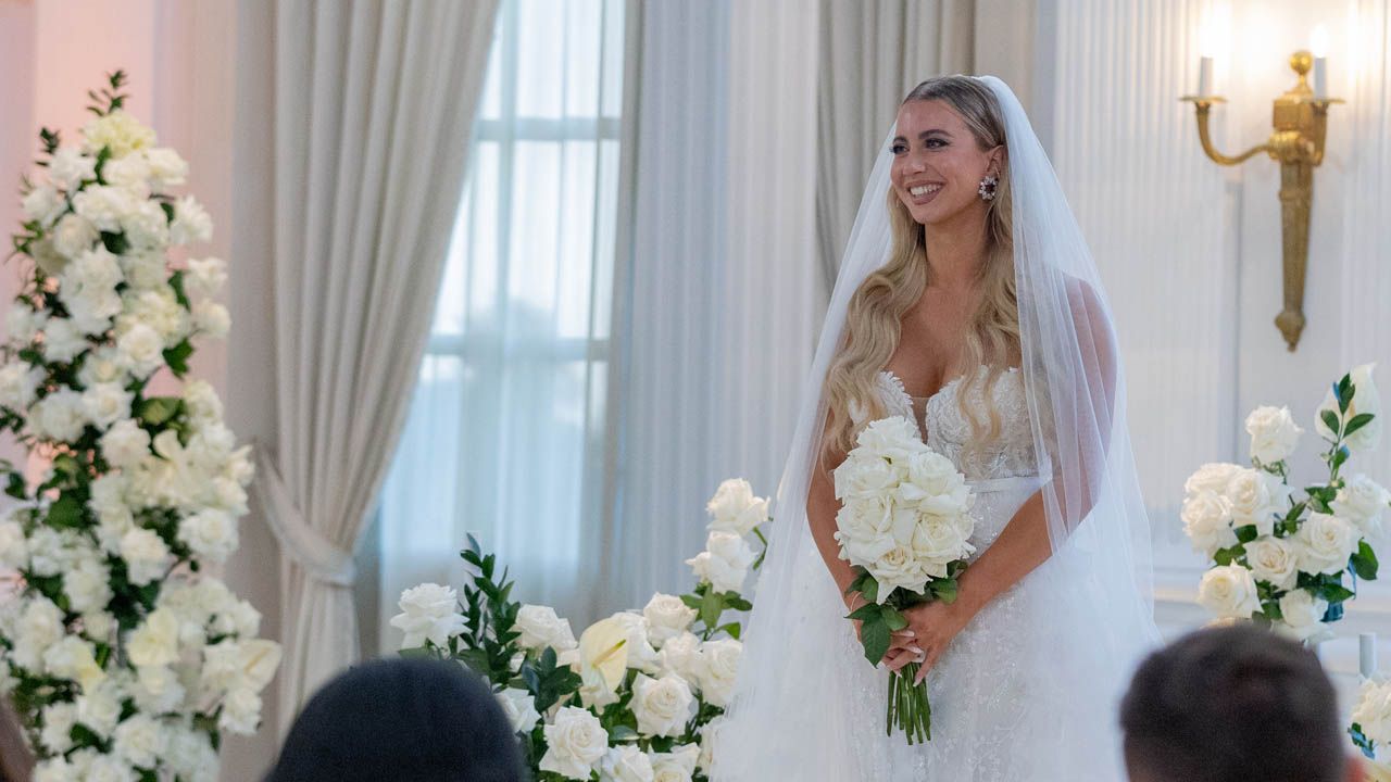 Daniel zischt enttäuscht ab und Hanni bleibt allein am Altar zurück.