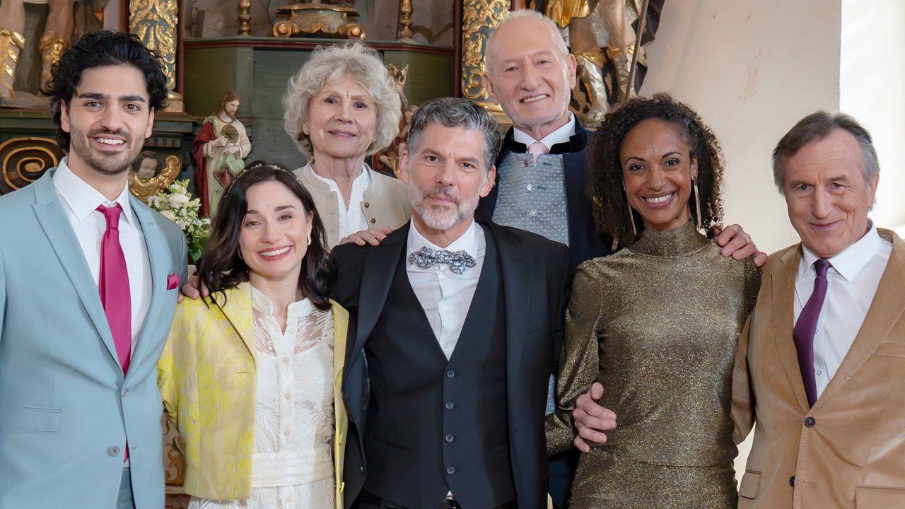 Antje Hagen (hinten l.) und Sepp Schauer (hinten r.) sowie mit Gastrolle Marcel Zuschlag (vorne l.), Jeannine Michèle Wacker (vorne 2.v.l.), Gregory B. Waldis (vorne M.), Dionne Wudu (vorne 2.v.r.) und Johann Schuler (vorne r.).