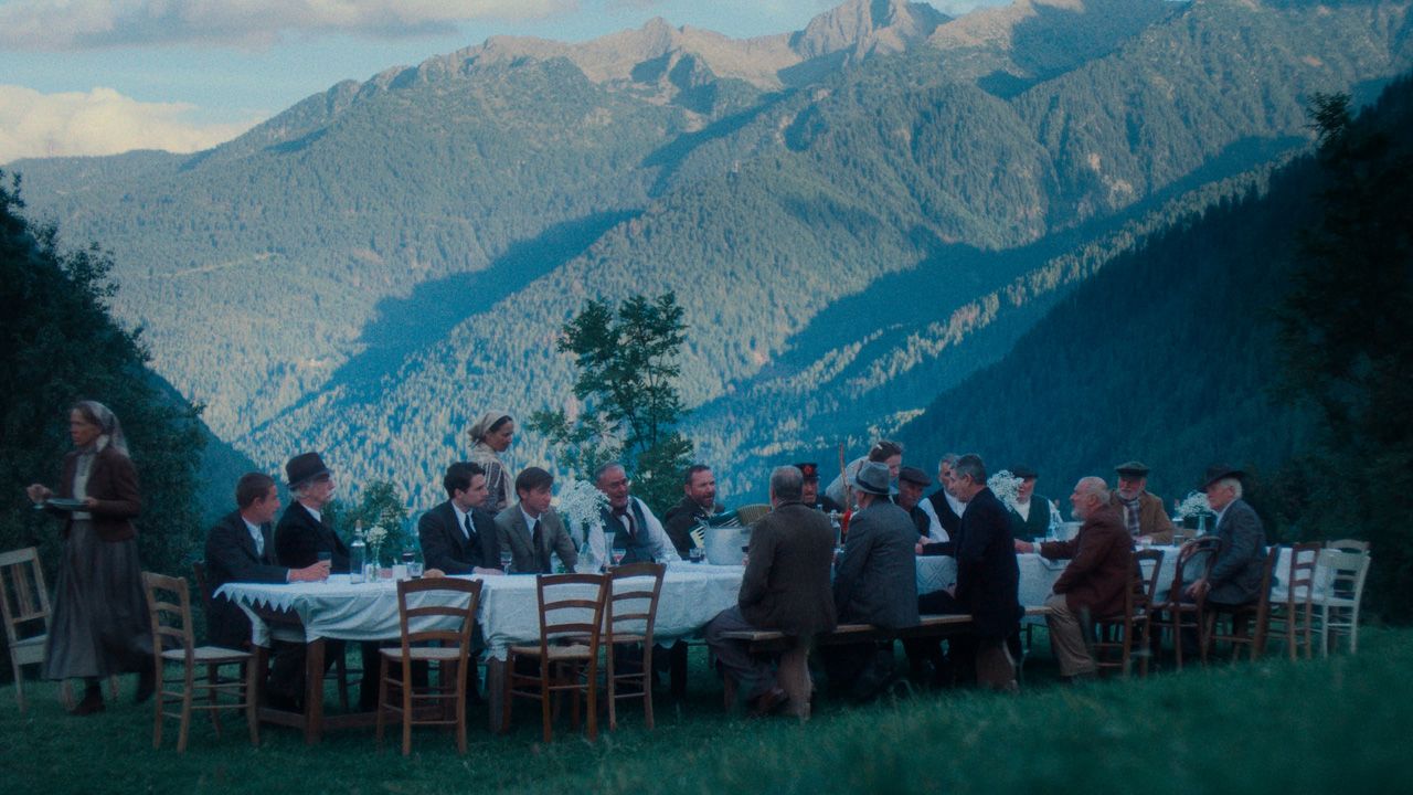 Vor imposanter Berglandschaft entfaltet sich das Familiendrama.