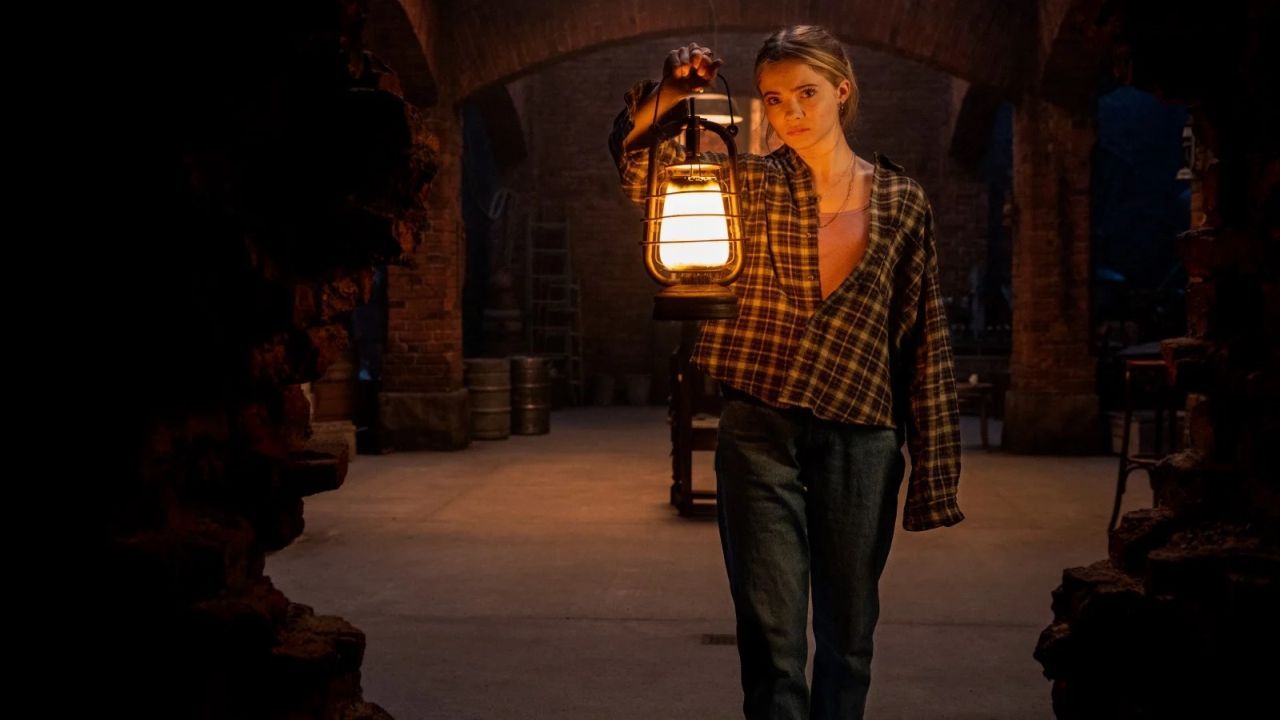 Scream Queen von der Stange: Freya Allan hinterlässt als plötzliche Pub-Besitzerin Iris eher keinen bleibenden Eindruck. 