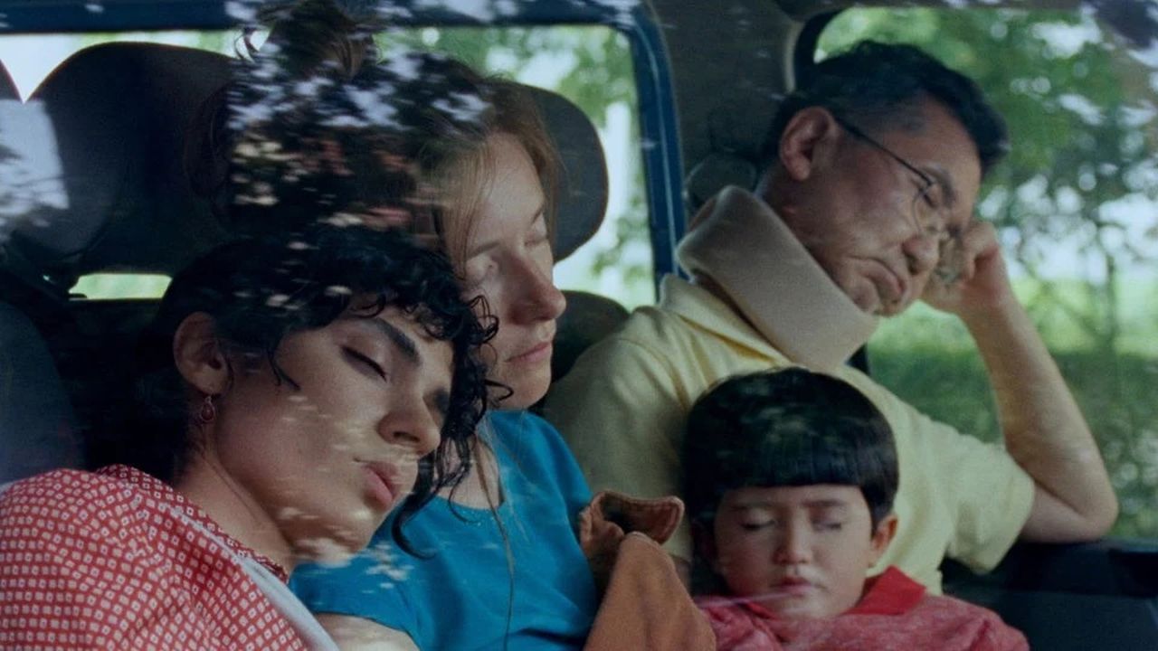 Im klimatisierten Reisebus von Sung-Nam (Kyung-Taek Lie) finden die Protagonist*innen auf engstem Raum zusammen.