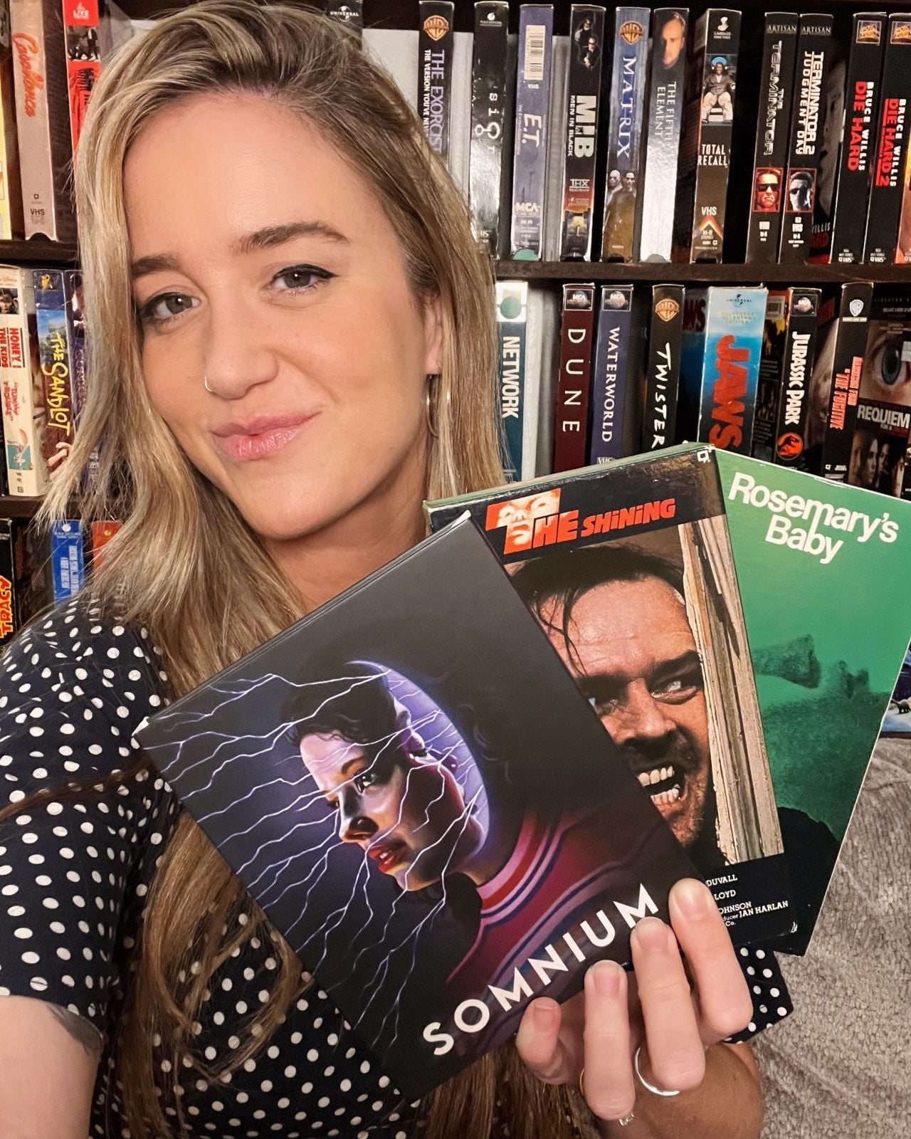 Regisseurin Racheal Cain präsentiert ihre Horror-Favoriten – und es ist einfach gutes Marketing, dabei auch seinen eigenen Film mit in die Kamera zu halten!