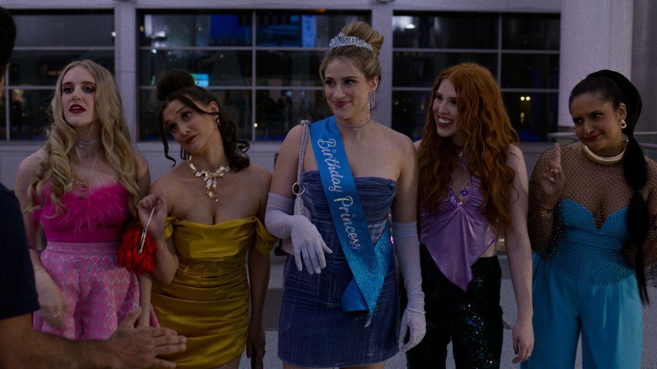 Auch eine Geburtstagsparty-Gruppe mit an Disney-Prinzessinnen angelehnten Kleidern checkt auf der tödlichen Fähre ein…