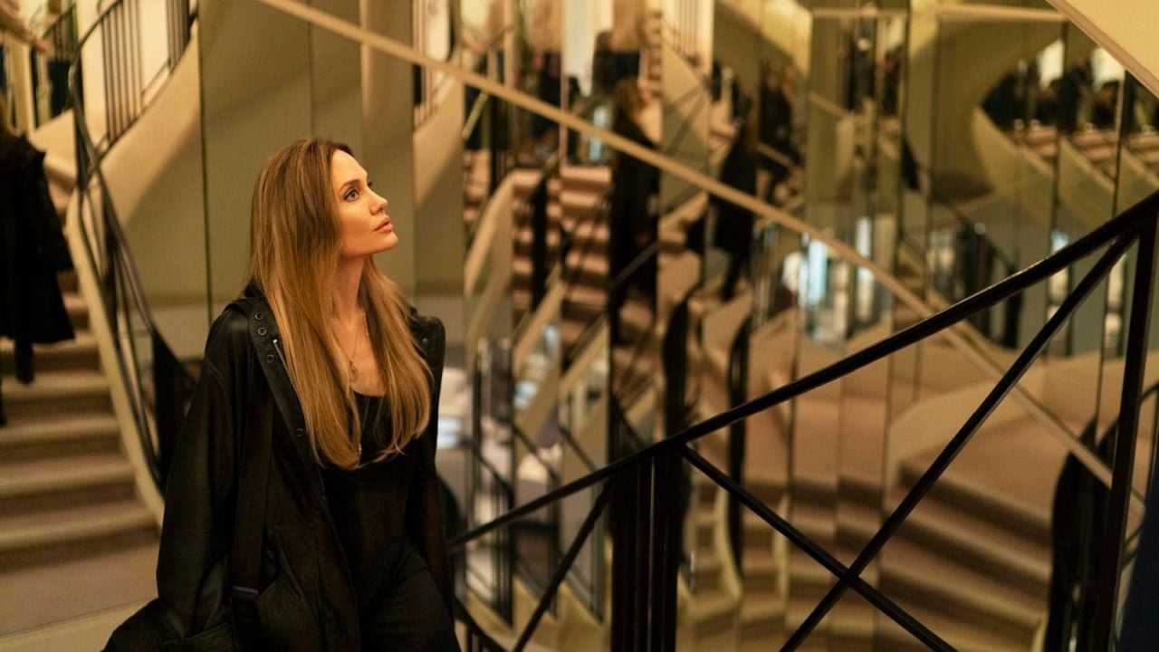 Regisseurin Maxime Walker (Angelina Jolie) ist beruflich auf der Pariser Fashion Week – und wird mit einer erschütternden Diagnose konfrontiert.