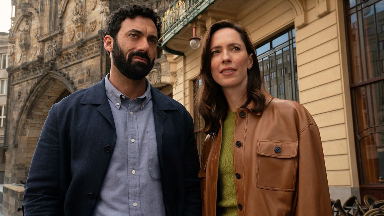 Morgan Spector als Robert Langdon und Rebecca Hall als Katherine Solomon auf dem ersten Bild zur neuen Netflix-Serie.