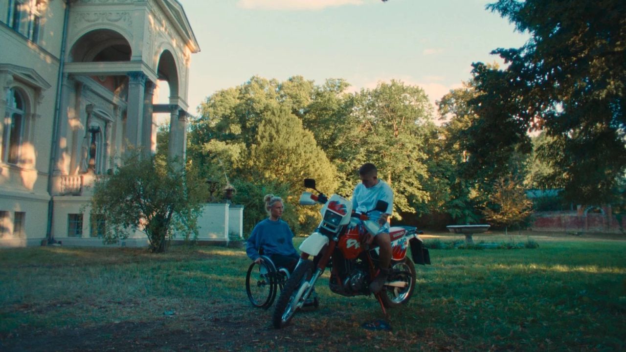 Isaac Nasic (Giulio Brizzi) fühlt sich für Edith (Ladina von Frisching) verantwortlich. Aber liebt er sie auch?