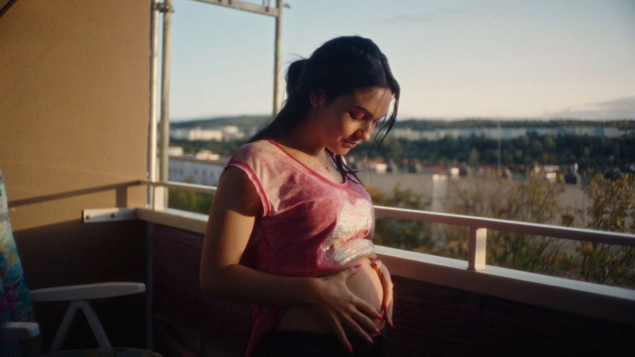 Der künstliche Bauch hat auch bei Schauspielerin Emma Nova eine Menge unerwarteter Reaktionen ausgelöst.