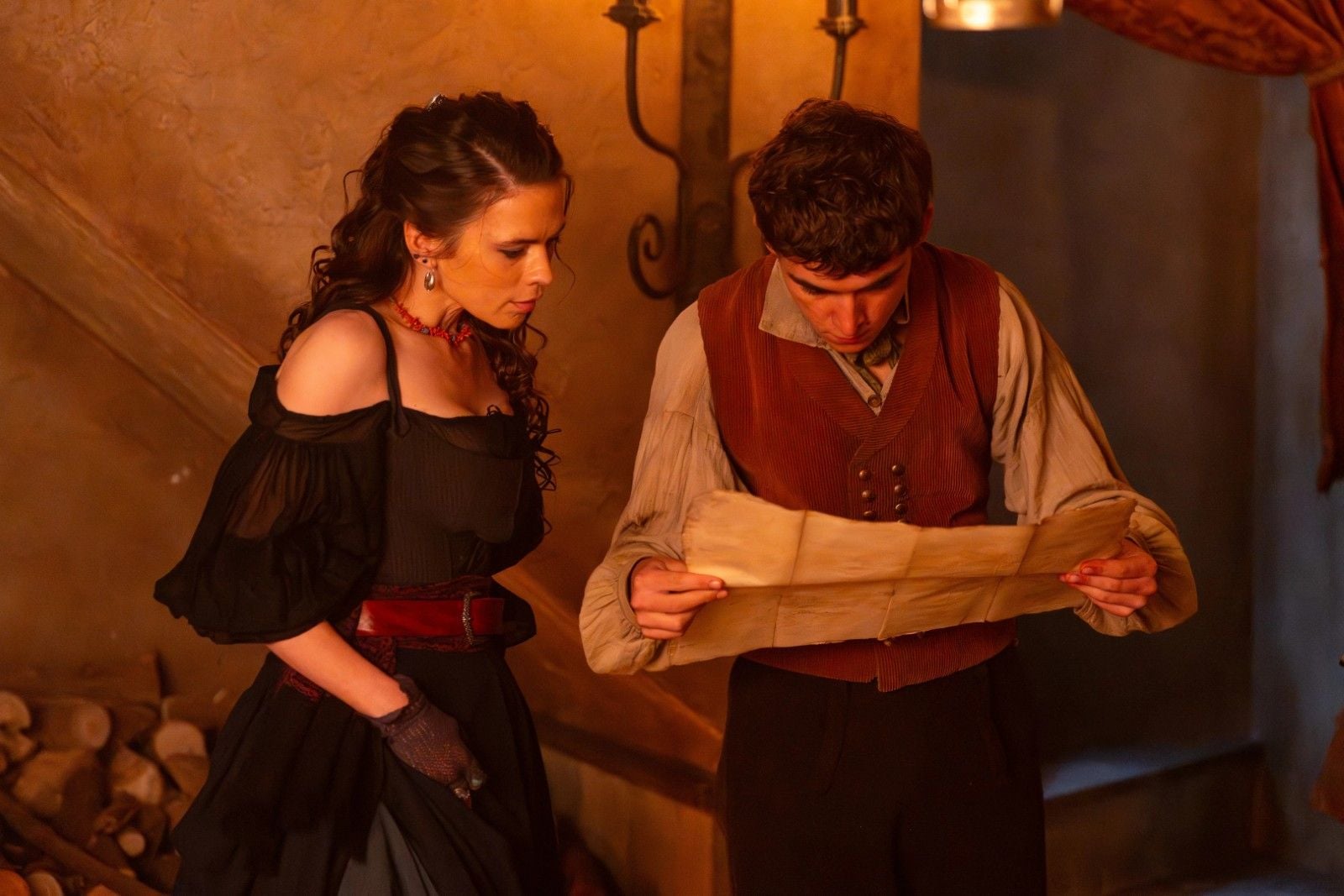 Noch einmal Bess Hawkins (Hayley Atwell) und Jim Hawkins (Tom Sweet)