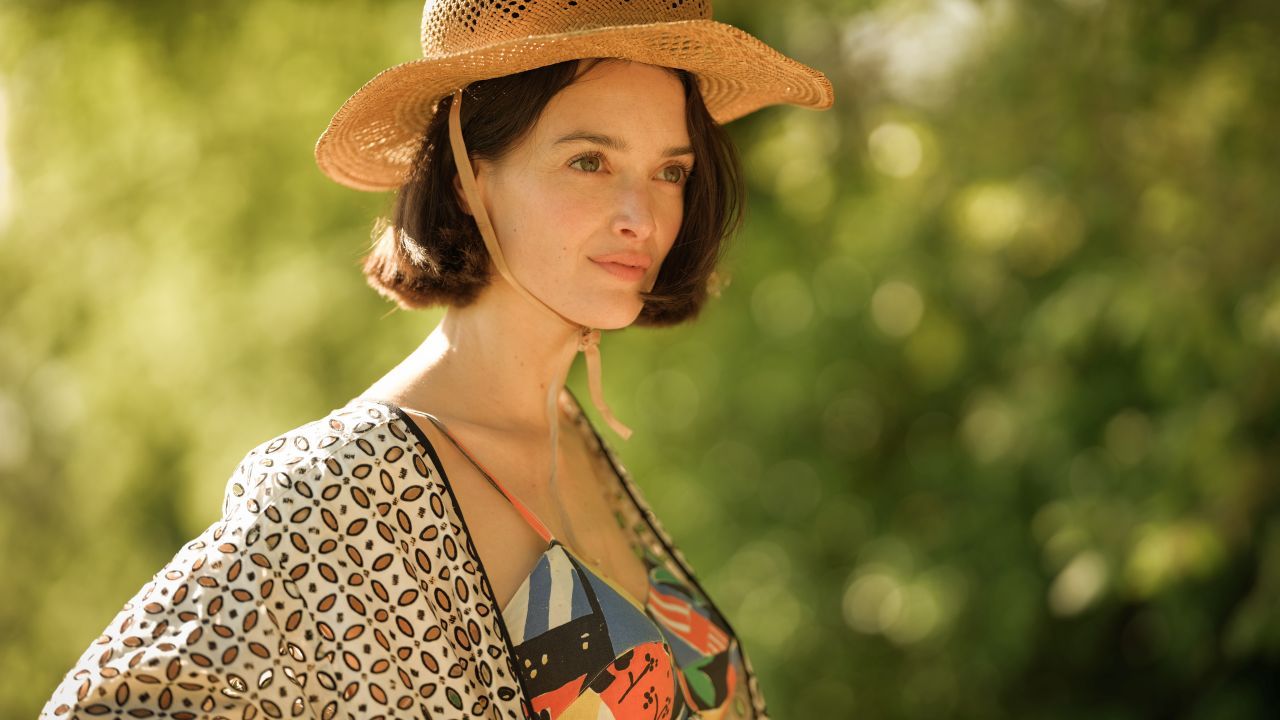 Niki de Saint Phalle (Charlotte Le Bon) startet mit klassischer Malerei, bis sie sich später immer mehr der Aktionskunst und Skulpturen zuwendet.