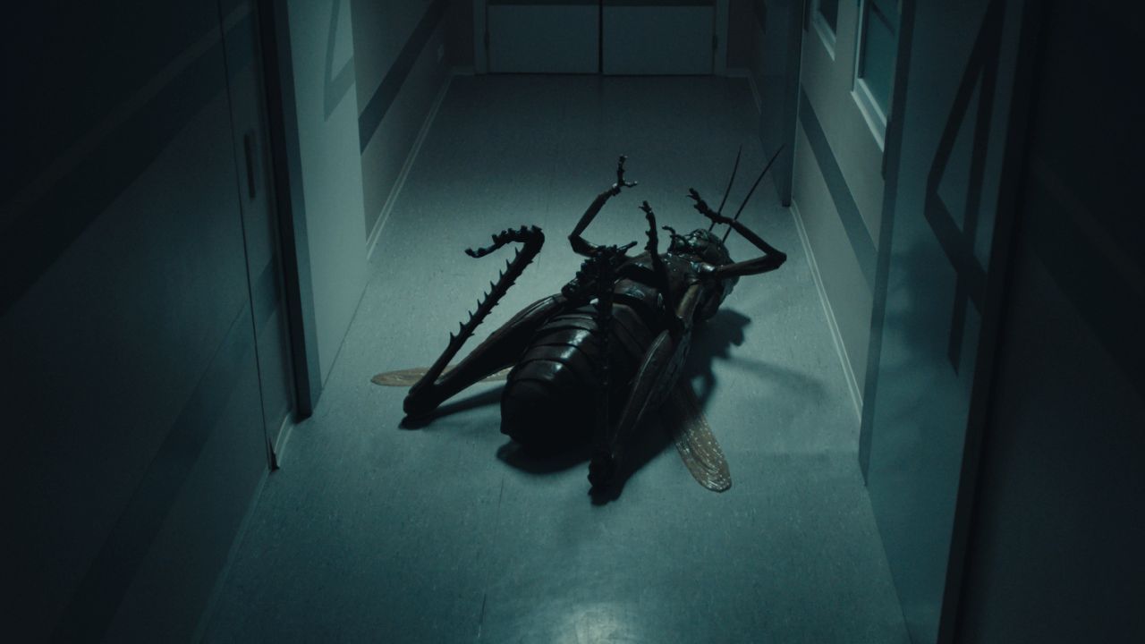 Kafka lässt grüßen: In einem derart surrealen Psychotrip ins eigene Unterbewusstsein darf ein menschengroßes Insekt natürlich nicht fehlen.