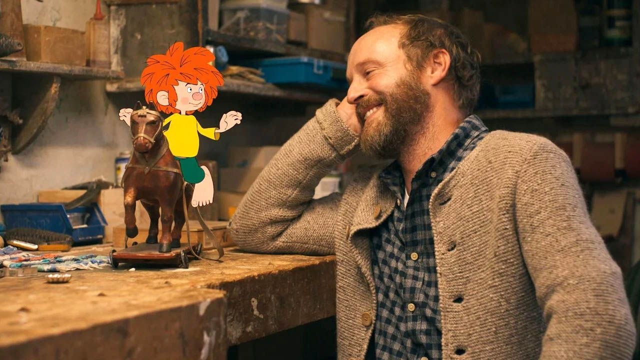 Pumuckl has found a new “master” in Florian Eder (Florian Brückner), the nephew of master carpenter Franz Eder.