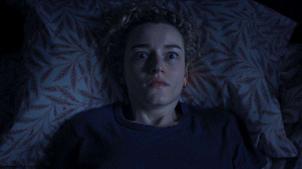 Die Klassenlehrerin Justine (Julia Garner) muss damit klarkommen, dass 17 ihrer 18 Schüler*innen alle in derselben Nacht spurlos verschwunden sind.