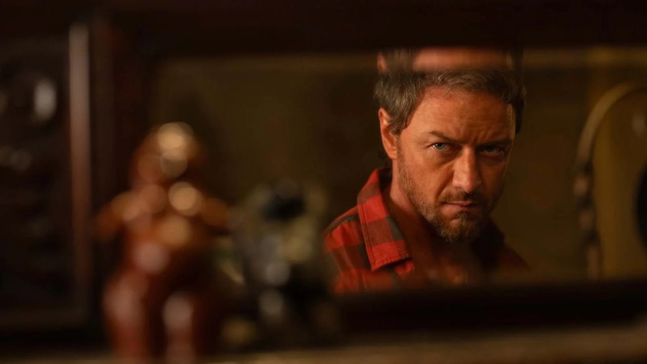 James McAvoy gleitet während des Films langsam, aber sicher in den Volle-Kanne-Psycho-Modus über – ein großes Vergnügen.
