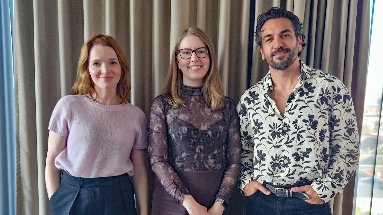 FILMSTARTS-Redakteurin Chantal Neumann (Mitte) hat Karoline Herfurth (links) und Elyas M'Barek (rechts) für 