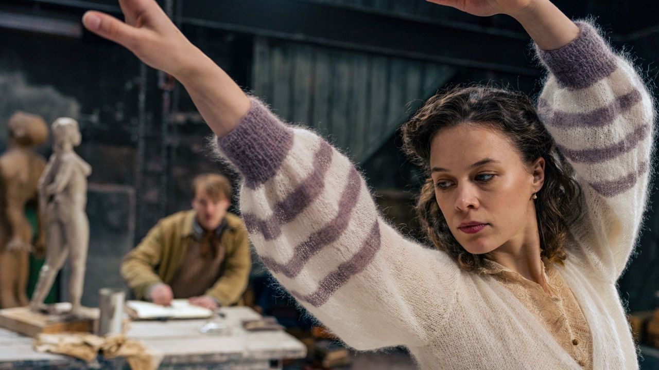 Auch die Balletttänzerin Julika (Paula Beer) ist sich sicher, in dem Mann ihren Ex-Gatten Stiller zu erkennen. 