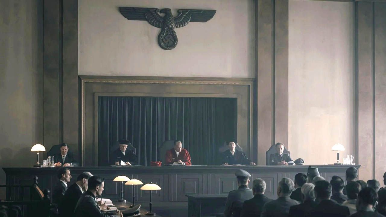 Der Volksgerichtshof verurteilt den Widerständler wegen Landesverrats zu Tode.