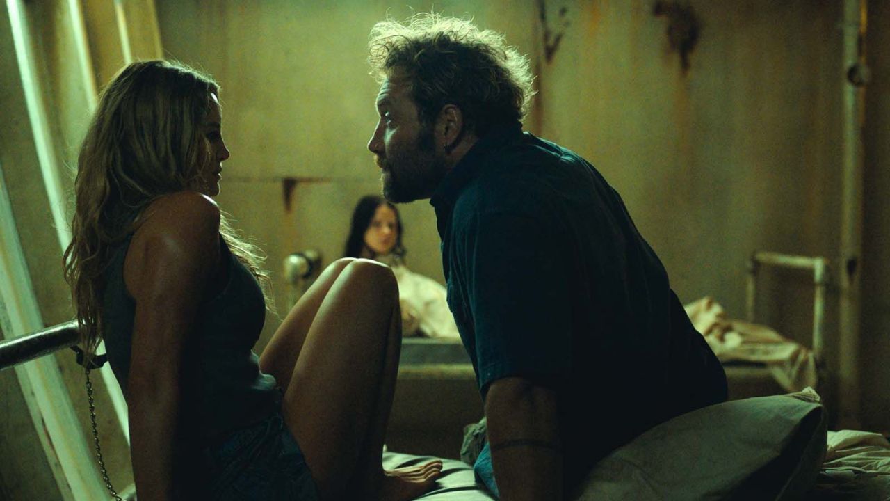 Im Frachtraum seines Kutters lagert Bruce Tucker (Jai Courtney) das Lebendfutter für seine Hai-Freunde.