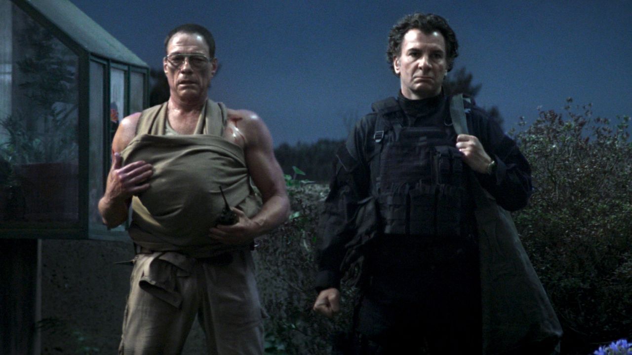 Michaël Youn ist zwar ein echter Komödien-Profi – aber wir hätten trotzdem gerne mehr von Van Dammes Handkanten und weniger von seinem Gequassel gesehen. 