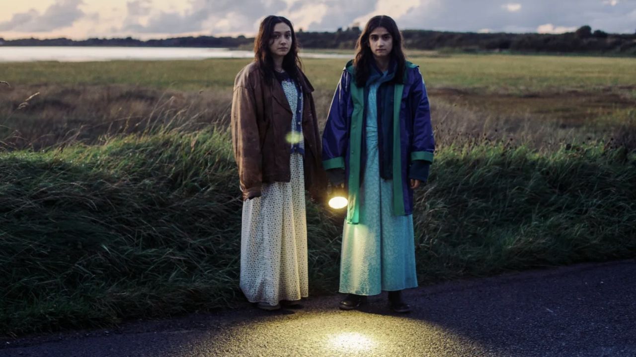 Die Schwestern September (Pascale Kann) und July (Mia Tharia) haben ein gleichermaßen enges wie verstörendes Verhältnis zueinander.