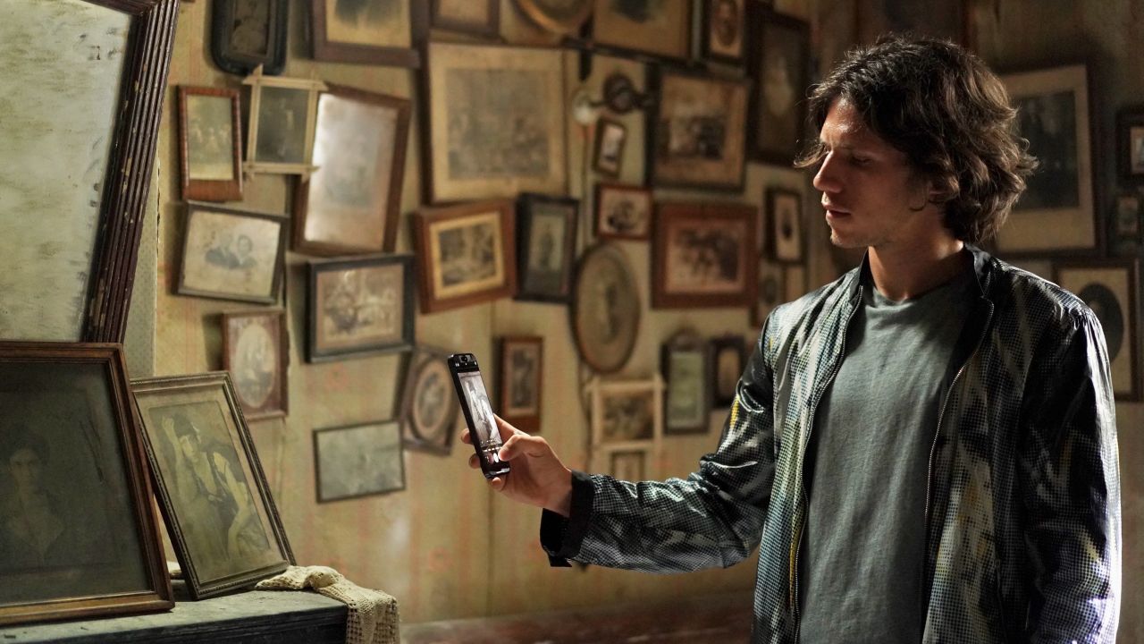 Der Content Creator Seb (Abraham Wapler) ist einer der Erben, die im Haus ihrer Vorfahrin nach potenziell wertvollen Stücken suchen. 