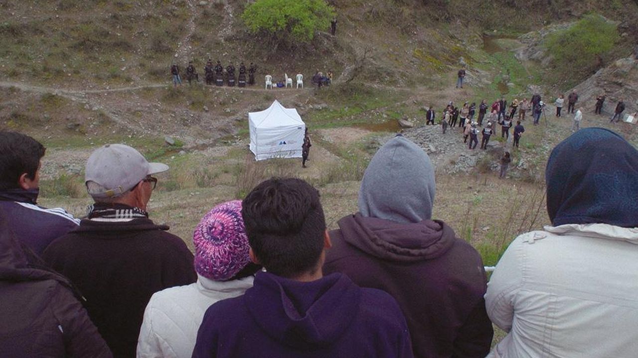 Immer wieder führt „Landmarks“ an den Ort der Tötung des indigenen Menschenrechtlers Javier Chocobar zurück – in Form von verpixelten Videoaufnahmen, Reenactments oder Drohnenbildern.