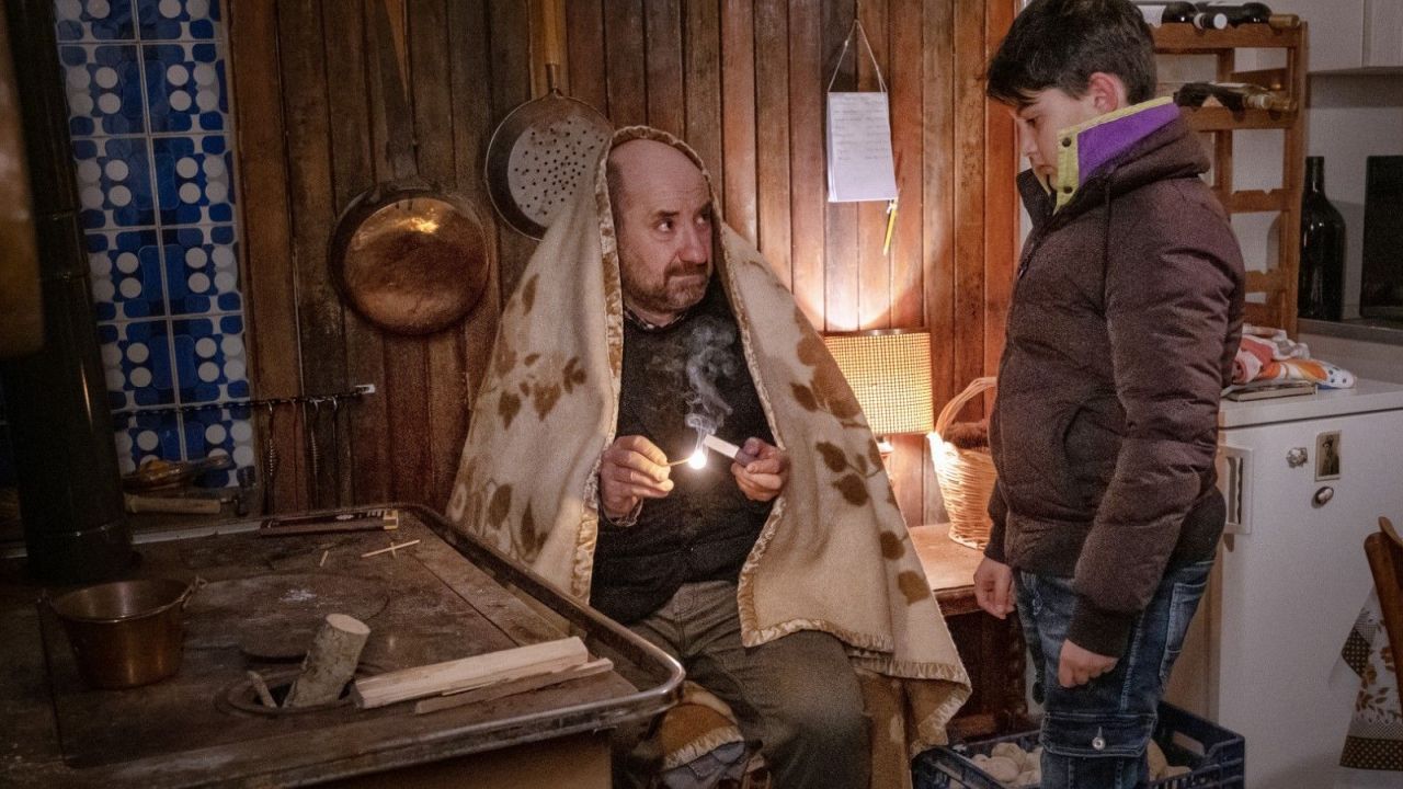 Der aus Rom stammende Lehrer Michele (Antonio Albanese) hat sich das Leben in den verschneiten Bergen deutlich leichter vorgestellt.