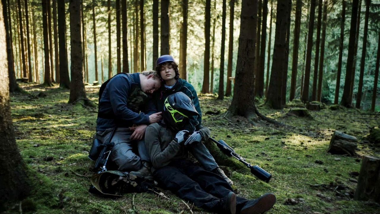 Sie geben einander Halt und sie schießen aufeinander: Lukas (Florian Geißelmann), Andi (Anton Petzold) und Maja (Mathilda Smidt). 