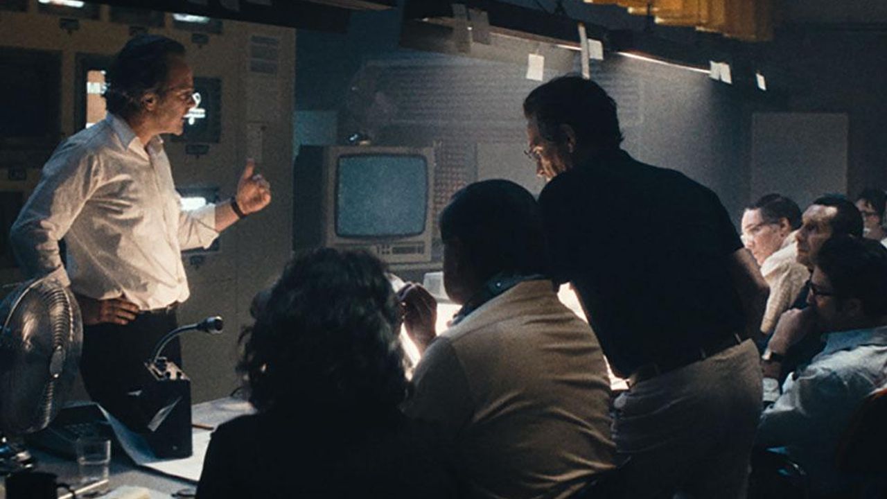 Produzent Roone Arledge (Peter Sarsgaard) schwört sein Team auf die bevorstehenden schwierigen Stunden ein.