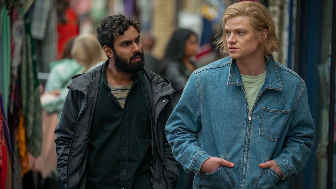 Rechts im Bild: Der neue DCU-Hauptdarsteller Tom Rhys Harries, der den Film
