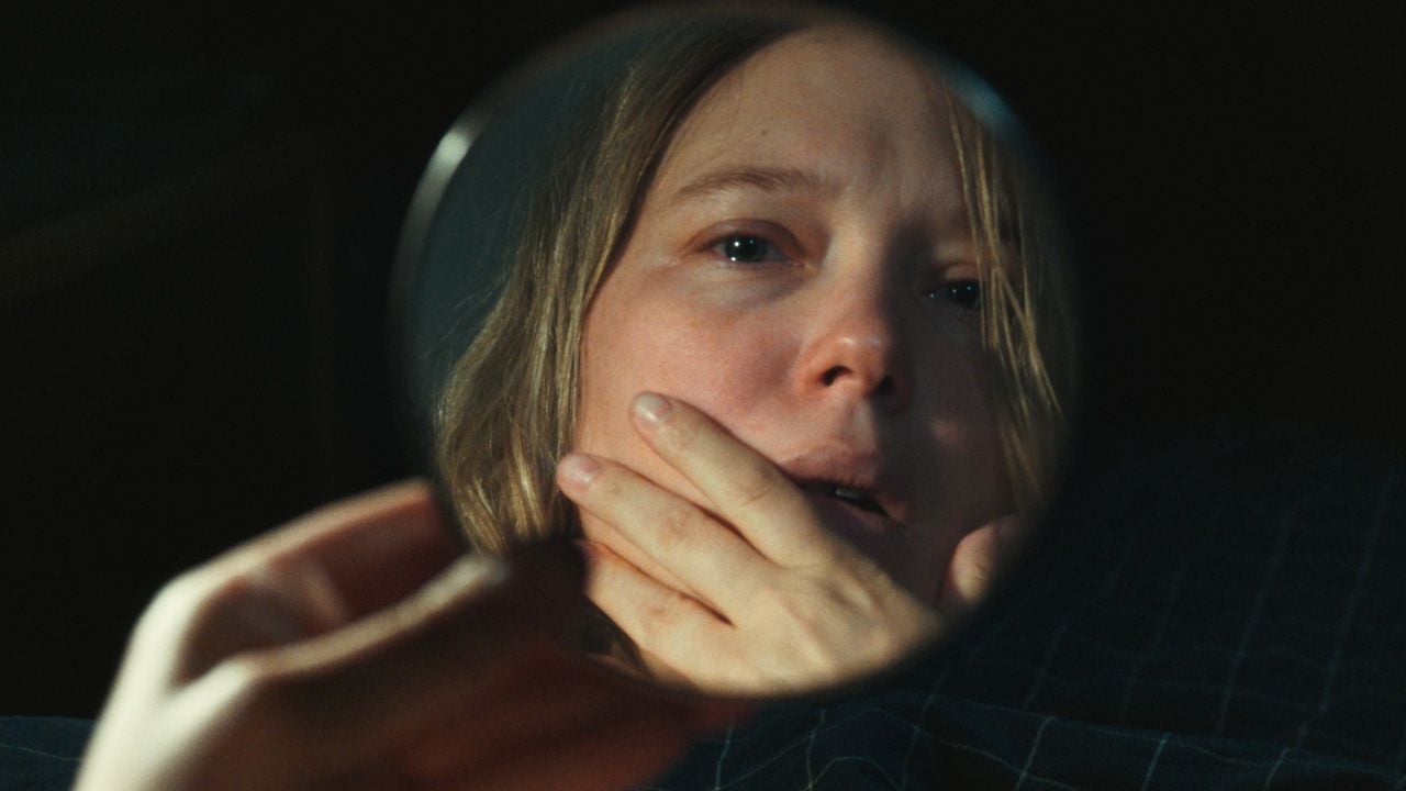 Mit einem Spiegel erkundet David seinen neuen weiblichen Körper (Léa Seydoux).