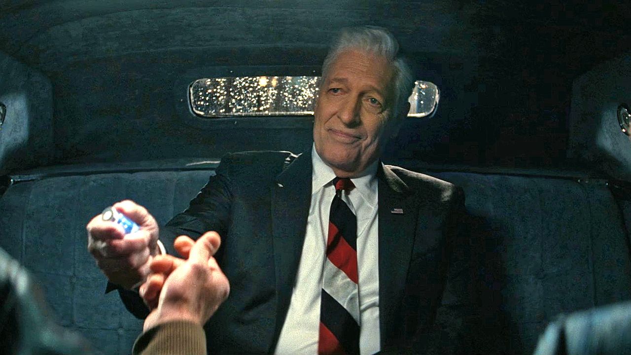 Cooper (Walton Goggins) übergibt dem Präsidenten (Clancy Brown) die Kalte Fusion.