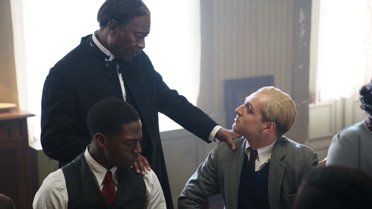 Una de las (demasiadas) libertades artísticas: “Bonhoeffer” atribuye a su personaje principal un pasado de jazz compartido con Louis Armstrong.