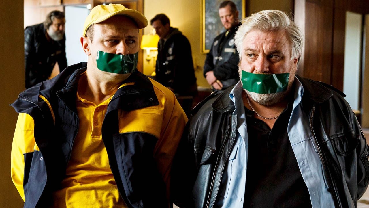 Dorfsheriff Koops (Aljoscha Stadelmann, r.) und Postbote Heiner (Moritz Führmann) stecken in der Klemme
