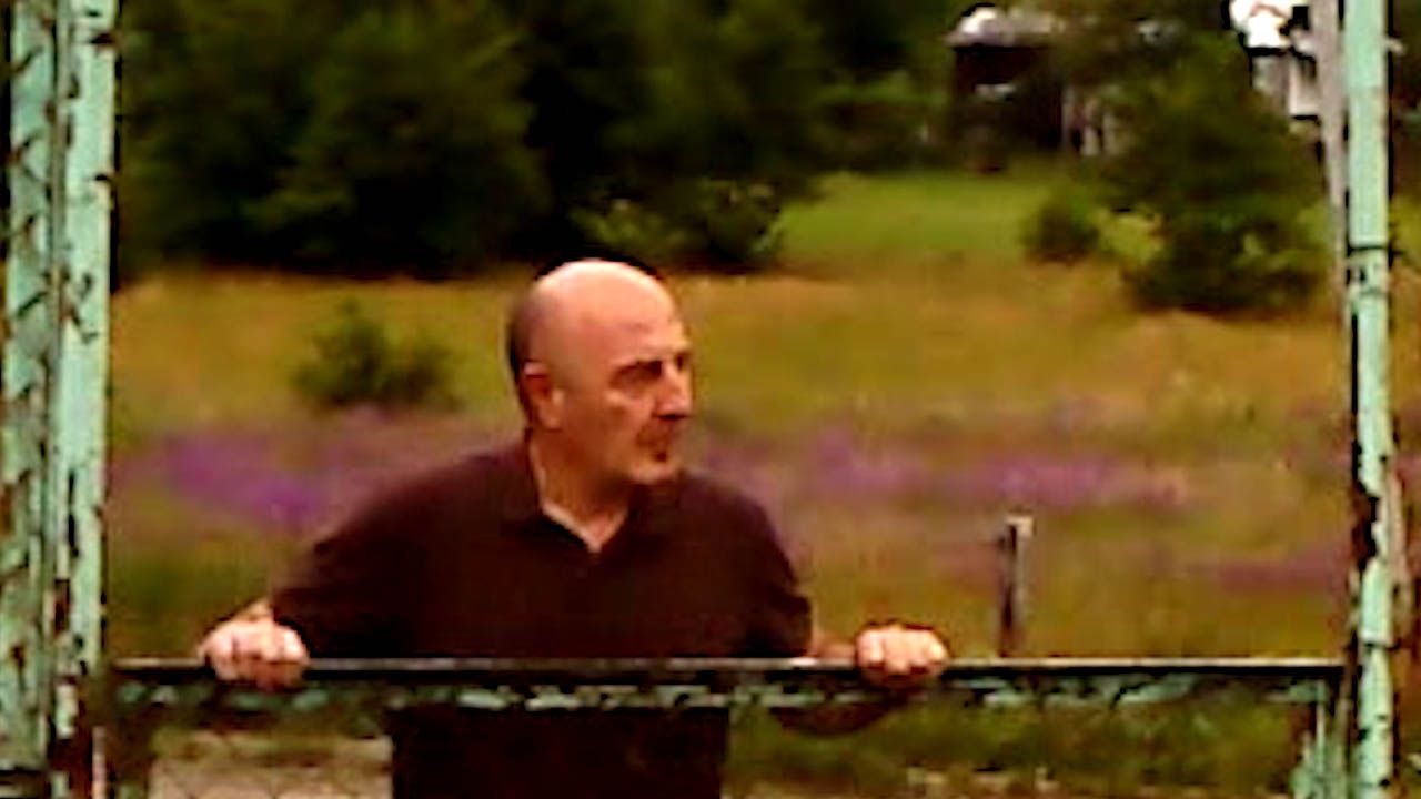 Irakli (David Koberidze) sucht im ländlichen Georgien verzweifelt nach seiner verschwundenen Tochter – begleitet wird er dabei von Unsichtbaren!