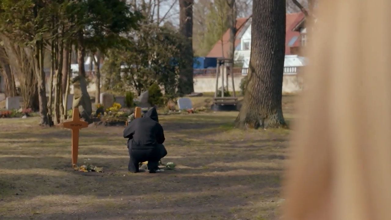 Jessica trifft Nina vermummt an Carlos' Grab