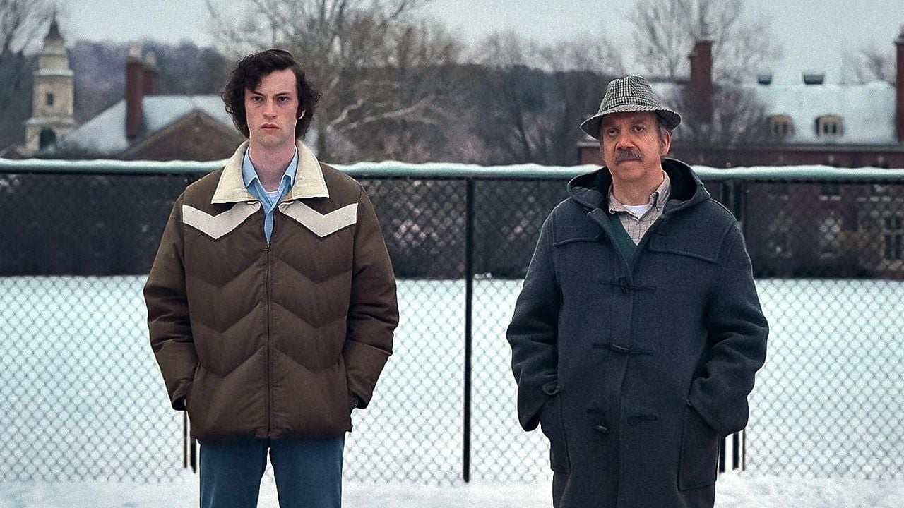 Dominic Sessa (links) neben Paul Giamatti in 