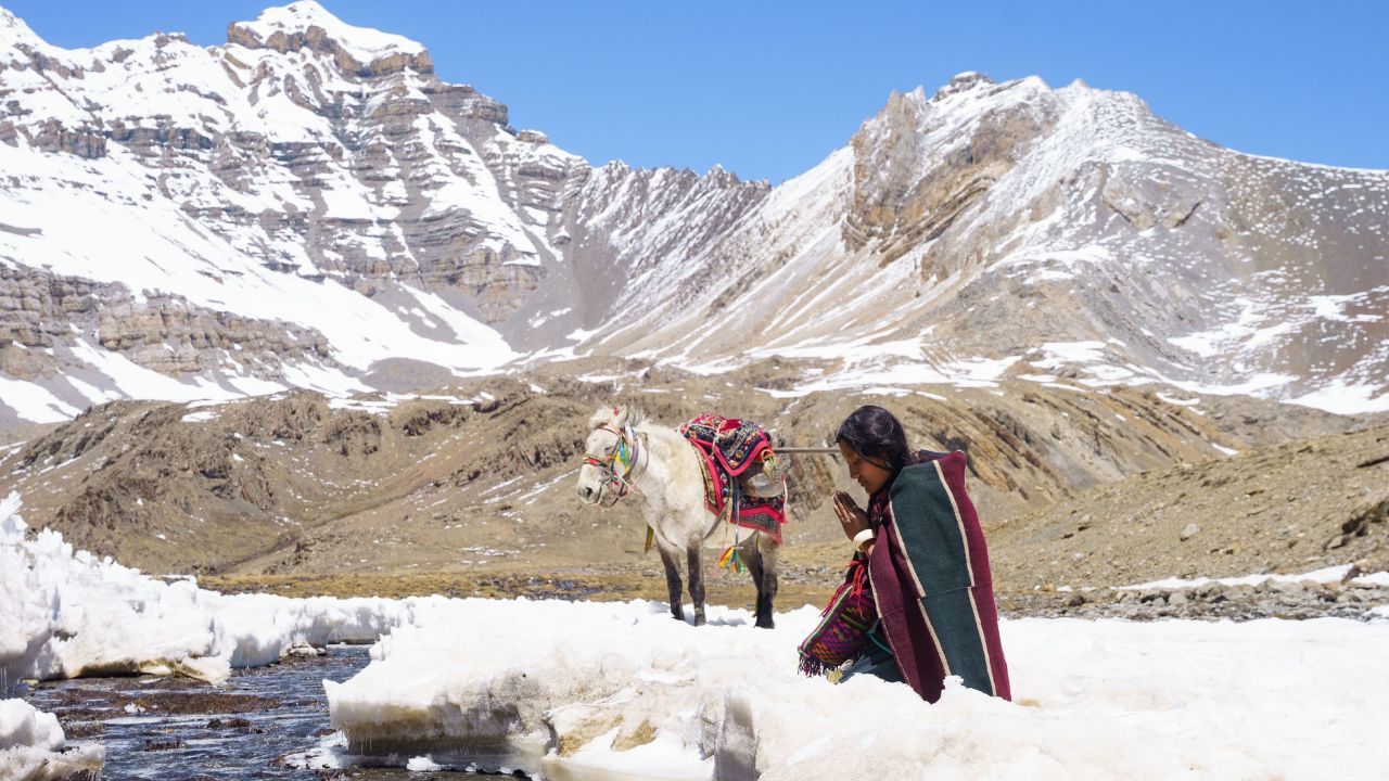 Pema (Thinley Lhamo) muss einiges durchstehen, um ihren verschwundenen Ehemann in den Weiten des Himalaya wiederzufinden.