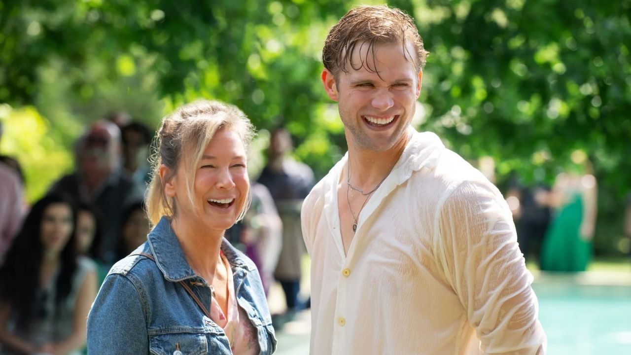 Bridget Jones (Renée Zellweger) kann sich nicht so recht entscheiden zwischen ihrem jüngeren Lover Roxster (Leo Woodall) ...