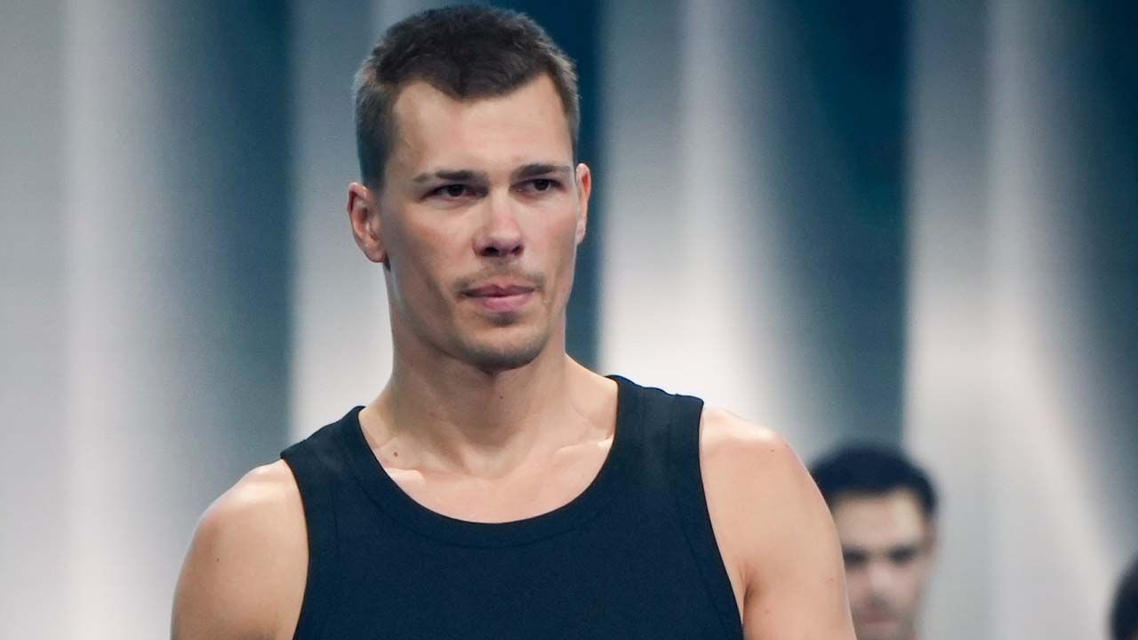 Tony geht offen mit seiner Gehörlosigkeit um