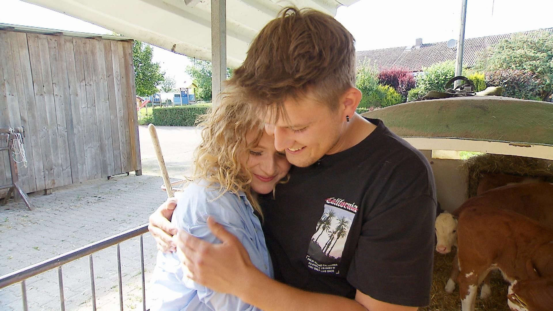 Direkt verschmust auf dem Hof: Yannik findet seine Michelle sehr gut.