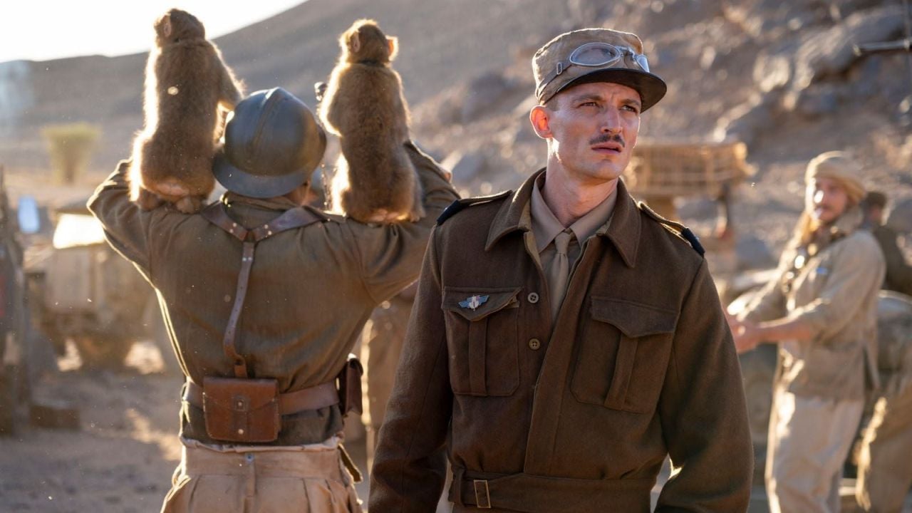 Legendäres Markenzeichen: Nicht nur im Feld, sondern auch auf der politischen Bühne ist Charles de Gaulle (Simon Abkarian) immer nur in seiner militärischen Uniform anzutreffen.