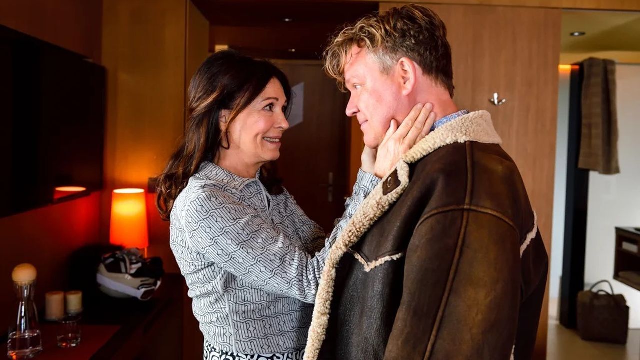 Dorothea (Iris Berben) und René (Justus von Dohnányi) haben vor allem mit ihren von einer Leihmutter ausgetragenen Zwillingen alle Hände voll zu tun.