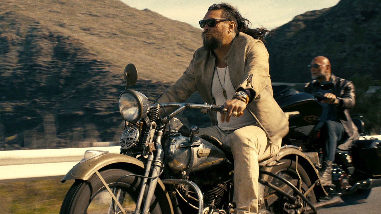 Die größte Actionszene des Films wartet mit einer halsbrecherischen Motorrad-Verfolgungsjagd auf, wird aber durch viel zu schnelle Schnitte, mäßiges CGI und brachiale Gewalt zerstört.