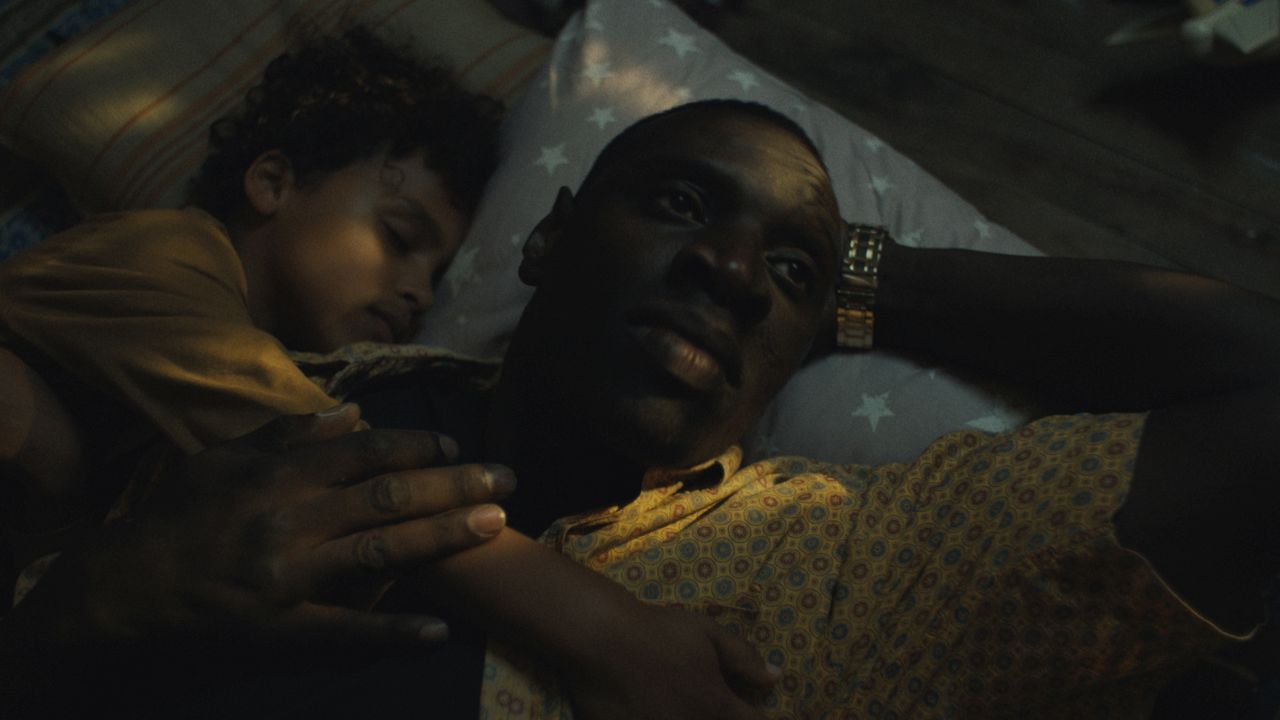 Der Schleuser Marwan (Omar Sy) lässt Kinder auf dem Meer ertrinken – während er gleichzeitig um die Gesundheit seines eigenen Sohnes kämpft.