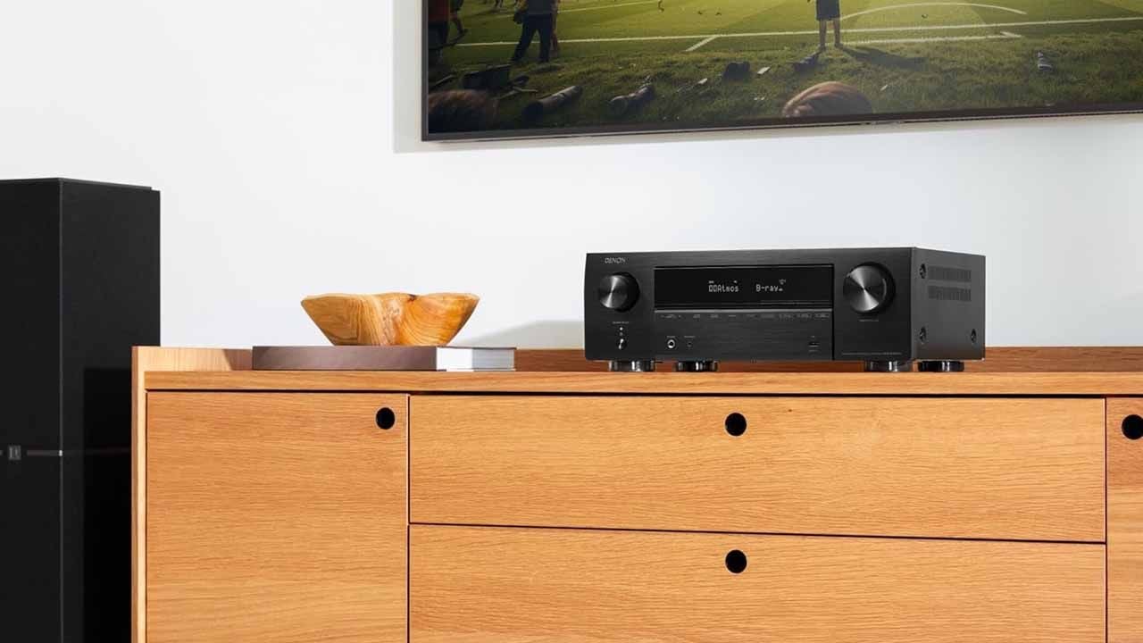 Der Denon AVR-X1800HDAB bringt 7.2-Surround-Sound, Dolby Atmos und 8K-Unterstützung ins heimische Wohnzimmer.