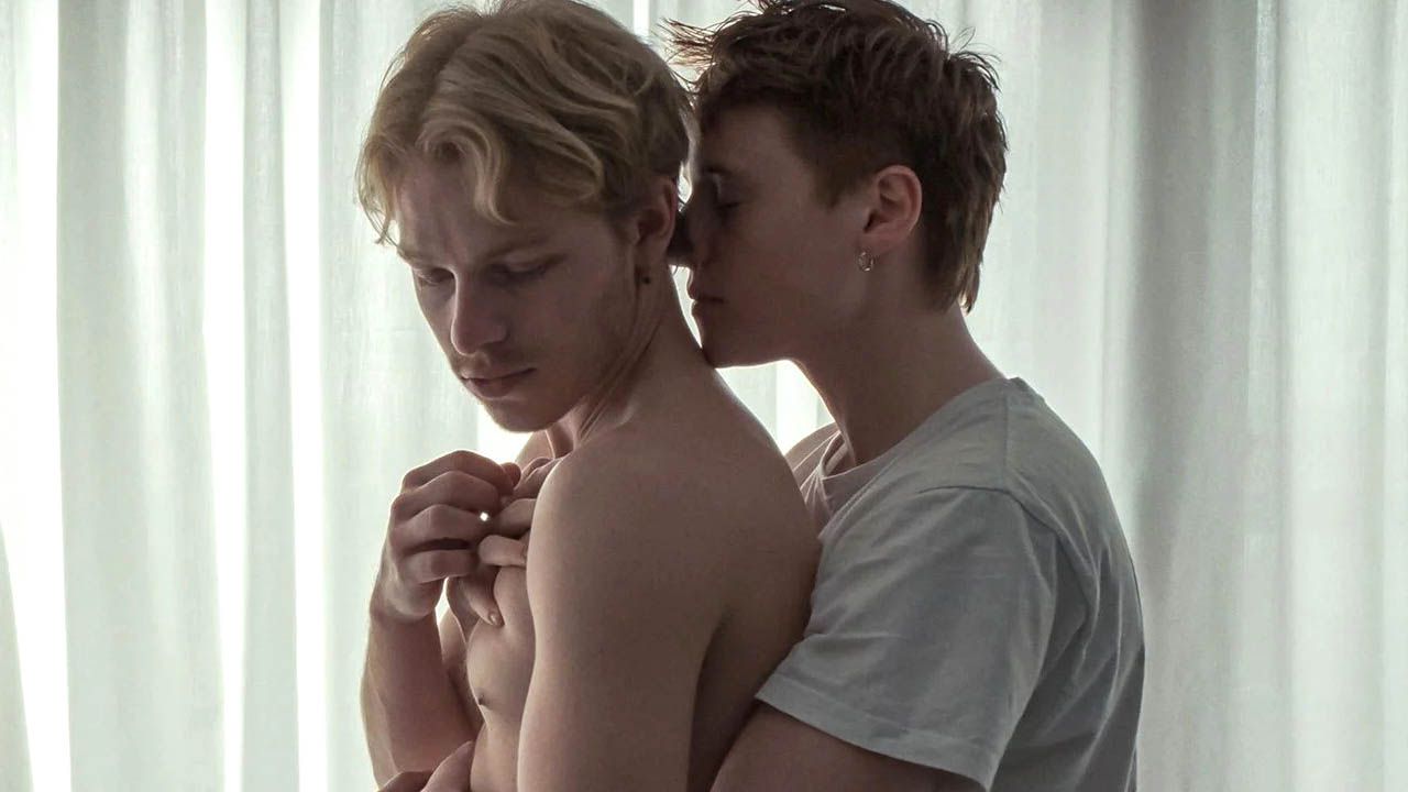 Als sich Johan (Magnus Juhl Andersen) in den trans Mann William (Nina Rask) verliebt, stößt er damit ausgerechnet in der Gay-Community auf Probleme... 