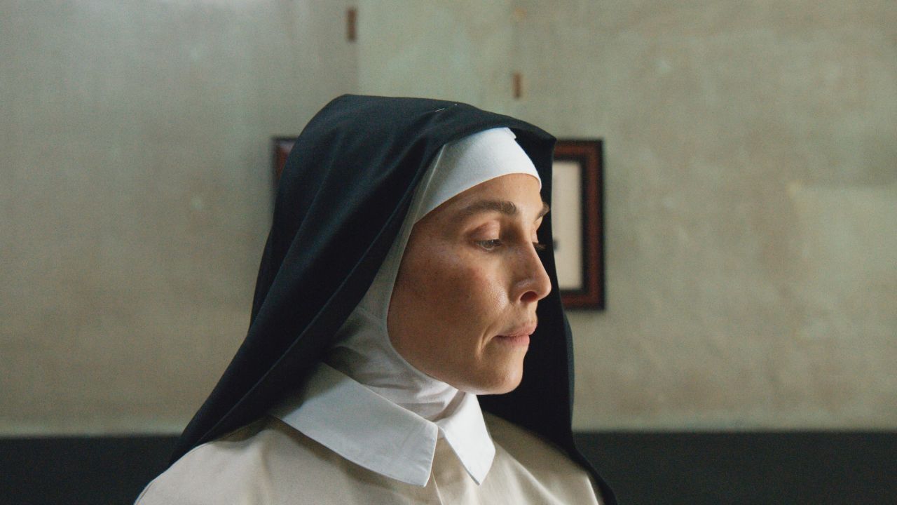 Keine Heilige, sondern eine Frau voller Zweifel und Widersprüche: Anjezë Gonxhe Bojaxhiu alias Mutter Teresa (Noomi Rapace).