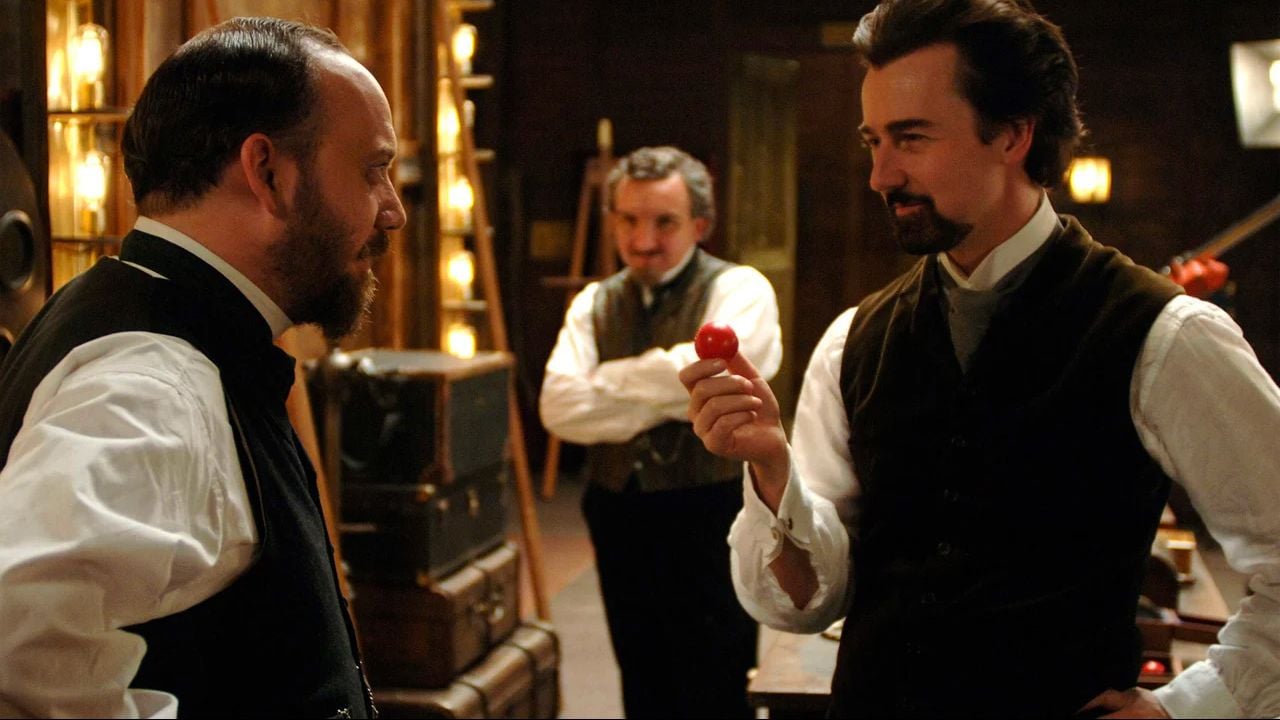 Wie hat er das nur gemacht? Chefinspektor Uhl (Pau Giamatti, l.) verzweifelt an den Tricks von Eisenheim (Edward Norton, r.) und seinem Agenten (Eddie Marsan).