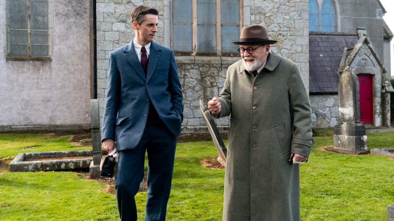 Auch das Publikum kann mal tief durchatmen, wenn Sigmund Freud und C.S. Lewis (Matthew Goode) zur Abwechslung auch mal an der frischen Luft diskutieren.