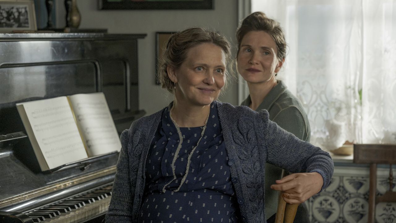 Für seine Mutter Hille (Laura Tonke) würde Nanning alles tun – auch wenn er vom Nationalsozialismus weit weniger fest überzeugt ist als sie.